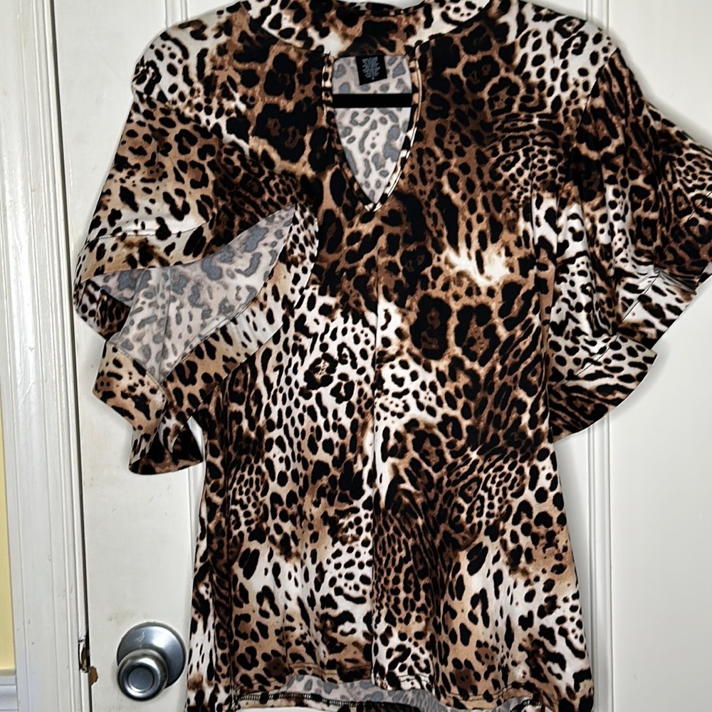 NWT - FTF Lovely 🐅 Leopard Print Top with Flare Stand Up Sleeves - Plus Size 0